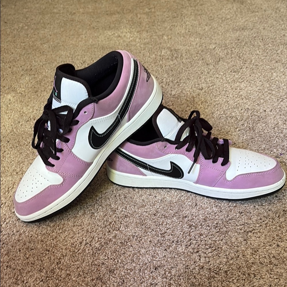 Jordan 1 Low SE Violet Shock White Black